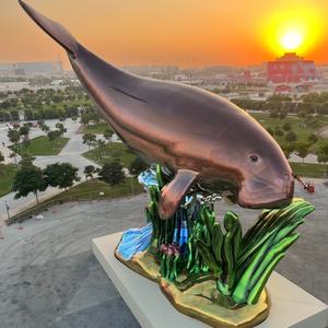 منحوتة قابلة للنفخ مخصصة على شكل دولفين عملاق لامع يطفو على الماء لعام 2022 في الدوحة - Product Image 2