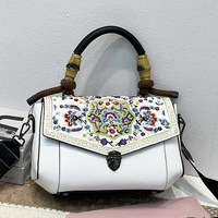 Sac à bandoulière rétro chic avec des motifs de broderie traditionnelle chinoise 2025