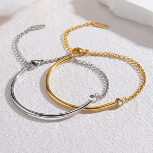 Bracciale con Motivo Geometrico per Donne, Placcato in Oro 18K, Catena Curva in Acciaio Inossidabile con Zirconi, Stile Trendy - Product Image 1