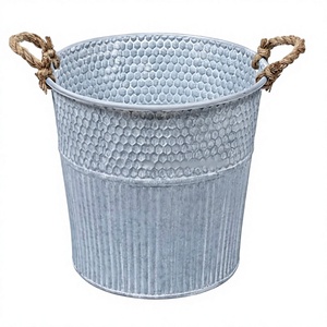 Pot de seau à fleurs en fer patiné antique décoratif de jardin de maison de luxe avec un design coloré pour l'utilisation du sol de table de fête de mariage - Product Image 1