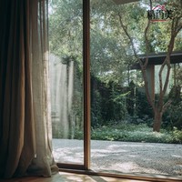 Porte d'entrée coulissante moderne et élégante en aluminium et bois, sur mesure, à ouverture facile, avec grand panneau de verre offrant une vue panoramique et un éclairage optimal.