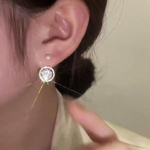 Orecchini pendenti di lusso in oro bianco con cristalli naturali e perle per donna, gioielli da festa, montatura circolare in oro 18 carati. - Product Image 5