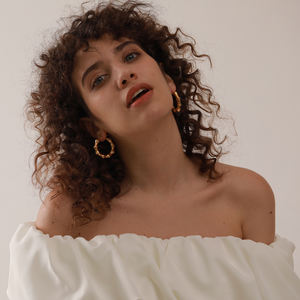 JINYOU 1188 Joyería Minimalista Impermeable, Aretes de Aro Huggie de Acero Inoxidable Chapados en Oro de 18K, Joyas Sencillas y Modernas para Mujer - Product Image 4