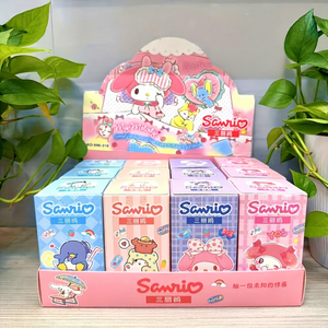 Caja Misteriosa de Llaveros Sanrio |   Decoración de Coche con Diseño de Dibujos Animados Y2K, Universal para Llaves de Coche y Accesorios de Bolsa - Product Image 1