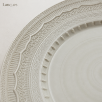Assiette de présentation ronde en céramique gaufrée crème, style vintage, pour décoration de table de mariage