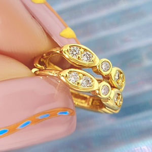 Pendientes de Aro Huggie de Moda con Baño de Oro de 18k y Circonitas 3A Impermeables para Mujer - Product Image 4