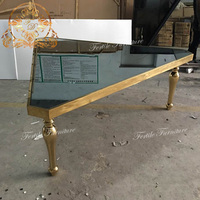 Table de salle à manger en verre miroir de forme triangulaire unique pour les fêtes de mariage