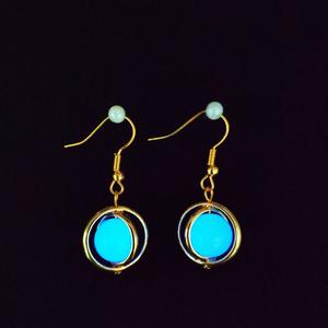 Boucles d'oreilles brillantes dans le noir, lune, étoiles et planètes, série galaxie, pour femmes - Product Image 5