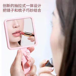 กระจกมือถือทรงสี่เหลี่ยมพร้อมหวี ชุดคอมโบพกพาสะดวกสำหรับแต่งหน้า กระจกแต่งหน้าสำหรับผู้หญิงและเด็กผู้หญิง ดีไซน์น่ารัก - Product Image 4