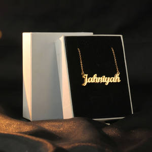 Collier avec pendentif lettre en acier inoxydable plaqué or 18 carats et or rose, personnalisé avec un nom et un logo pour un anniversaire - Product Image 3