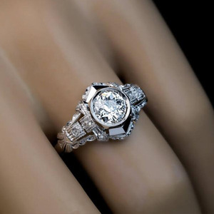 Anello vintage con pietra rotonda floreale intagliata per donna, gioielli alla moda dal design elegante intarsiato - Product Image 3