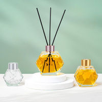 Bouteilles en verre parfumées de luxe, disponibles en tailles 50 ml, 100 ml et 200 ml, ainsi que des flacons diffuseurs à bâtonnets et des flacons de parfum vides.