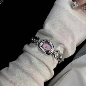 Reloj Pulsera Dos en Uno con Logotipo Personalizado, Mayorista OEM de China, para Minoristas de Marcas de Moda, con Estilo Vintage Moderno - Product Image 4