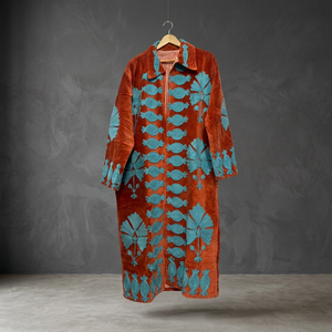 Manteau long en velours orange rouille fait main sur mesure avec broderie appliquée motif grenade bleu turquoise – Vente en gros - Product Image 4