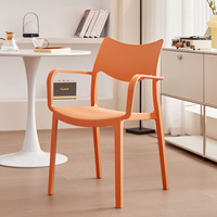 Chaise de salle à manger empilable moderne et minimaliste en plastique avec accoudoirs et design multifonctionnel pour usage commercial et domestique