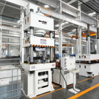 Presse hydraulique à quatre colonnes de 315 tonnes, contrôlée par PLC, avec moteur de pompe haute efficacité pour le poinçonnage de métaux et d'acier