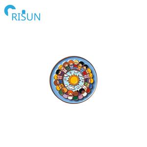 Fabricación Metal esmalte círculo <span class=keywords><strong>de</strong></span> niños Pin broche personalizado niños tomados <span class=keywords><strong>de</strong></span> la mano solapa Pin insignia círculo <span class=keywords><strong>de</strong></span> amigos Pin insignia - Product Image 6
