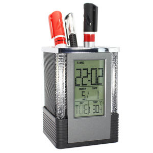 ساعة رقمية إلكترونية مع إضاءة خلفية LED ملونة وتقويم مع عرض درجة الحرارة ووظيفة الغفوة وحامل أقلام للمنزل والمكتب - Product Image 1