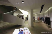 Étagères de présentation de vêtements en bois sur mesure, mobilier pour magasin de mode, design d'intérieur pour boutique