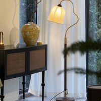 Canapé rétro Nanyang, table de style américain haut de gamme pour ambiance de pêche, lampe sur pied de style français pour lecture, salon