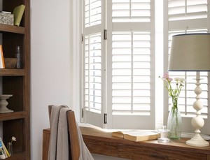 Usine Australie PVC Stores En Vrac Angleterre Australie Style <span class=keywords><strong>Baie</strong></span> Fenêtre En Bois Véritable Plantation En Bois Volets Blanc Couleur Persienne - Product Image 6