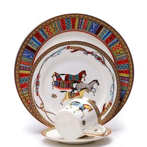 Offre Spéciale : Ensemble de 4 Assiettes de Dîner en Porcelaine Fine Dorée, Motif Chevaux de Guerre Nordiques Royaux - Product Image 1