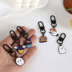 Llavero de dibujos animados de fantasma pequeño y divertido, con colgante de elfo versátil y con personalidad, de la serie Halloween, en aleación con pintura horneada - Product Image 1
