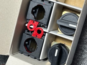 Mới và độc đáo PLC rất nhiều của <span class=keywords><strong>2</strong></span> mới <span class=keywords><strong>3</strong></span> vị trí tạm thời chuyển đổi màu đen a22s3a20 PLC lập trình điều khiển - Product Image 2