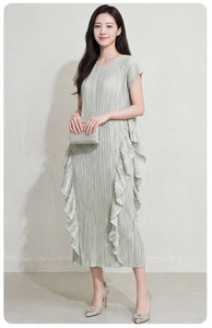 คอลเลคชั่นฤดูร้อนปี 2026 ใหม่ล่าสุด เสื้อผ้าพลีทสไตล์มิยาเกะสำหรับผู้หญิง แขนสั้น แต่งระบายด้านข้าง ความยาวปานกลาง ผลิตจากโพลีเอสเตอร์ 100% ขายส่งเสื้อผ้าจำนวนมาก - Product Image 5