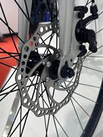 Vélo de course sur route à frein à disque de haute qualité 700C 7 vitesses, cadre en acier haute teneur en carbone, personnalisé pour hommes