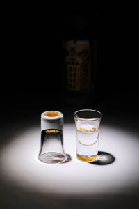 カスタマイズされたロゴラウンド1.5オンスゴールデンショットグラス、ヘビーベースウイスキーショットグラステイスティングテキーラシューターグラス - Product Image 6