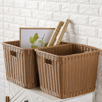 Panier carré en rotin plastique durable avec poignée découpée, idéal pour organiser les serviettes dans les hôtels, les B&B, les spas, la blanchisserie et à la maison