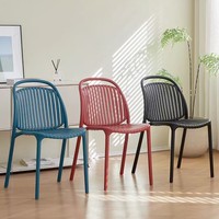 Chaise de salle à manger empilable en plastique minimaliste moderne avec dossier pour la maison, le bureau, le balcon et l'extérieur