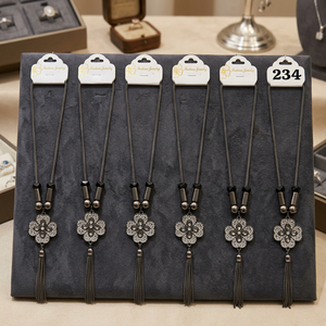 Collier long de luxe PingBling en métal canon de fusil avec pendentif fleur en cristal fumé à cinq pétales, bordure scintillante et pompon multi-chaînes - Product Image 2