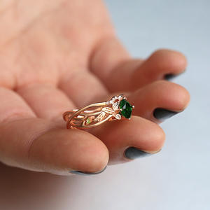 Anillo de Oro Rosa B2568 con Esmeralda y Diamantes Engastados en Pavé, Diseño de Planta, Anillo de Compromiso con Piedras Preciosas para Mujer - Product Image 3