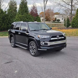 >100 000 Miles 4 Runner AWD Version Luxe Sièges en Cuir Intérieur Sombre Spacieux Taux de Revente Élevé Bonne Réputation Automatique Gauche - Product Image 2