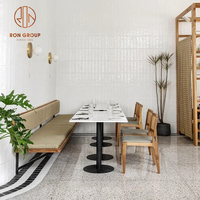 Ensemble de mobilier de restaurant moderne, tables de café en marbre avec chaises à dossier tressé et banquette en tissu pour café