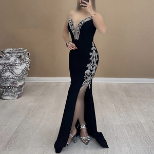 Abito lungo da donna di alta qualità, <span class=keywords><strong>elegante</strong></span>, senza spalline, con cristalli brillanti, in maglia traspirante, perfetto per serate di gala, feste e compleanni. - Product Image 1