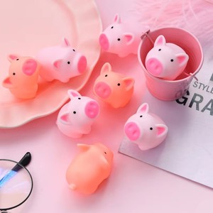 ของเล่นอาบน้ำรูปหมูสีชมพูสำหรับเด็กเล็ก - บีบได้ พ่นน้ำได้ ลอยน้ำได้ มีเสียงน่ารัก สนุกสนานในช่วงอาบน้ำ เหมาะสำหรับเล่นในงานเลี้ยงฉลองทารก - Product Image 3
