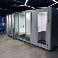 Bureaux modernes en acier, conteneurs contemporains, pods de travail mobiles pour une personne avec cabine acoustique et conception insonorisée