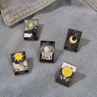Großhandel Metall-Cartoon-Pins: Niedliche Tarot-Serie Broschen, personalisierte Mode-Sonnen-Mond-Stern-Taschen-Pins, Souvenir-Accessoires und Abzeichen