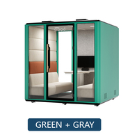 Cabine de réunion insonorisée moderne avec panneau acoustique, verre feuilleté, ventilateur d'extraction d'air, panneau de prises et table pour six personnes en centre commercial