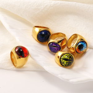 Bagues néo-gothiques cambrées en émail à dessus plat en acier inoxydable plaqué or 18 carats incrustation de pierres précieuses colorées Oeil de démon - Product Image 1