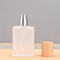 Botol Parfum Kaca Persegi Pipih Mewah 30ml Isi Ulang, Botol Semprot Kaca Buram Kosong Custom dengan Tutup Kayu dan Sablon