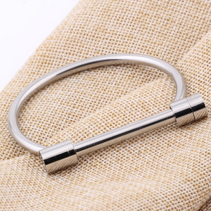 Pulsera de moda con diseño de herradura de 57 mm y 4 mm, de acero inoxidable, en forma de D, geométrica, unisex, ideal para regalo. - Product Image 3