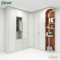 Armoire de chambre à coucher moderne de luxe française en bois massif, personnalisable, durable et résistante à l'humidité, avec dimensions sur mesure