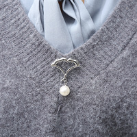 Broche tendance pour vêtements, accessoires de mode, corsage, avec perles brillantes, cristaux, diamants et strass, broche nœud pour femme