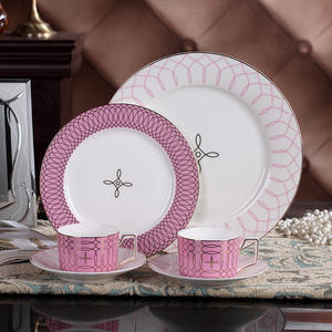 Offre Spéciale : Ensemble de 4 Assiettes et Tasses en Céramique – Vaisselle Élégante en Porcelaine Fine - Product Image 4