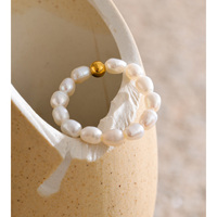 JINYOU 3381 Exquisiter Simulierter Perlenring Edelstahl Vergoldeter Perlen-Elastikring Schmuck zum Verschenken