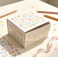 Boîte d'expédition en carton ondulé personnalisée avec motifs animaux et alphabet mignons, design couleur pastel douce pour emballage de jouets d'enfants et de cadeaux de naissance